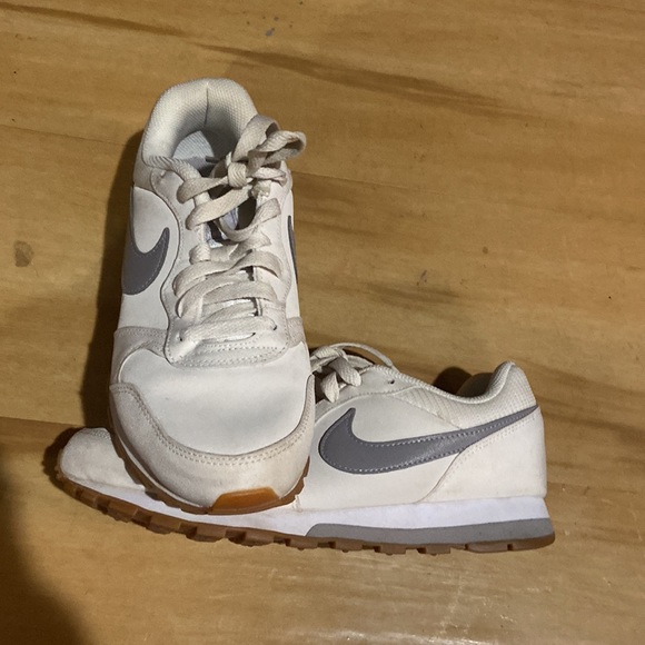 NIKE WMNS SZ 6.5 WHITE AND SILVER LIGHT WEIGHT GUM BOTTOM RUNNING SHOES - Picture 3 of 5